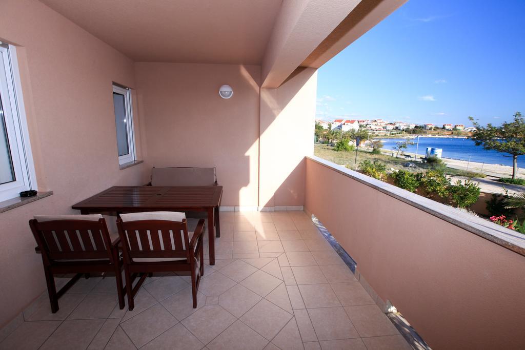 Apartments Miroslav Povljana Exterior foto