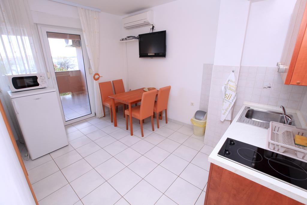 Apartments Miroslav Povljana Exterior foto