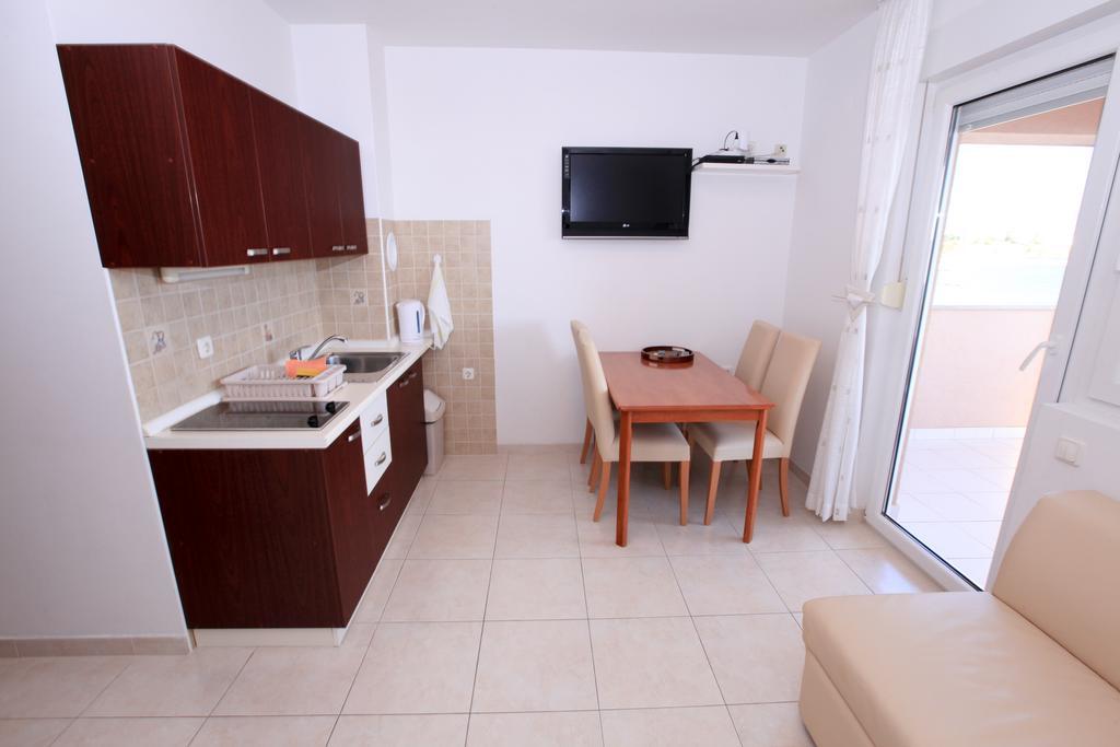 Apartments Miroslav Povljana Exterior foto