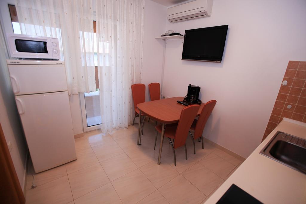 Apartments Miroslav Povljana Exterior foto